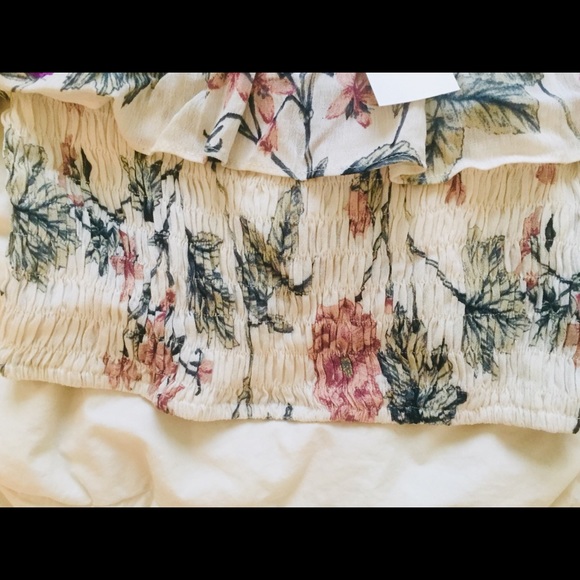 Cute Ruffle Crop Top - Picture 4 of 5